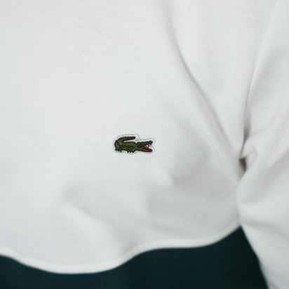 sweatshirt LACOSTE avec logo emblématique sur tissu blanc, alliant confort et élégance