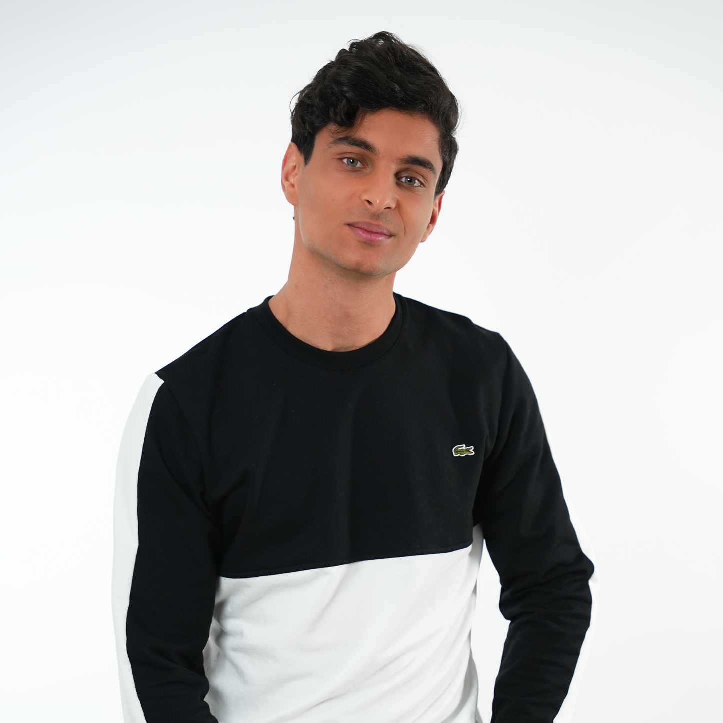 Sweatshirt LACOSTE noir et blanc, élégant et confortable, parfait pour un look décontracté.