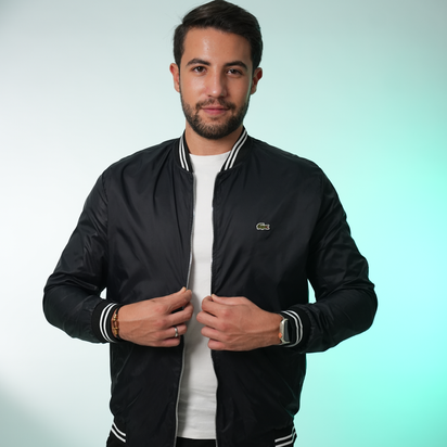 Homme portant une veste Lacoste élégante, parfaite pour un style chic et décontracté.