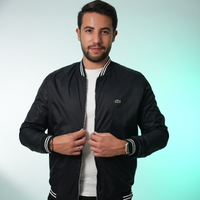 Homme portant une veste Lacoste élégante, parfaite pour un style chic et décontracté.